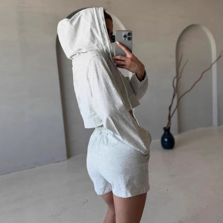Kvinnors trendiga kortärmad hoodies och shorts set Mirla-Eva Jonsson