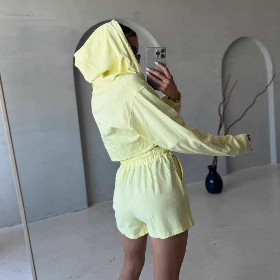 Kvinnors trendiga kortärmad hoodies och shorts set Mirla-Eva Jonsson