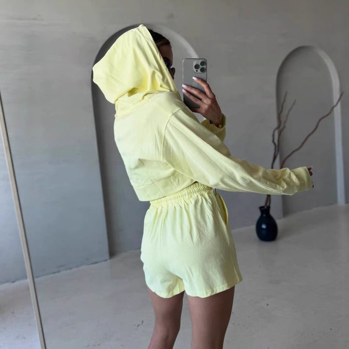 Kvinnors trendiga kortärmad hoodies och shorts set Mirla-Eva Jonsson