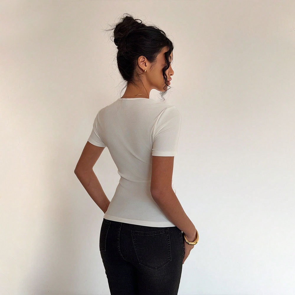 Kvinnors trendiga kortärmad skjorta med asymmetrisk halsringning och drapering Mirla-Eva Jonsson