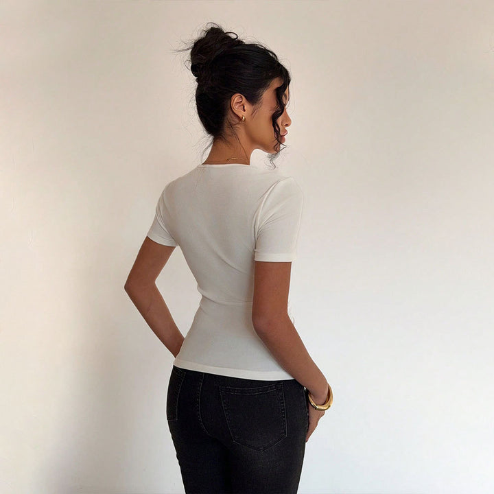 Kvinnors trendiga kortärmad skjorta med asymmetrisk halsringning och drapering Mirla-Eva Jonsson