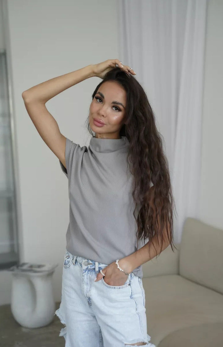 Kvinnors trendiga kortärmad skjorta med hög krage och elegant snitt-Eva Jonsson