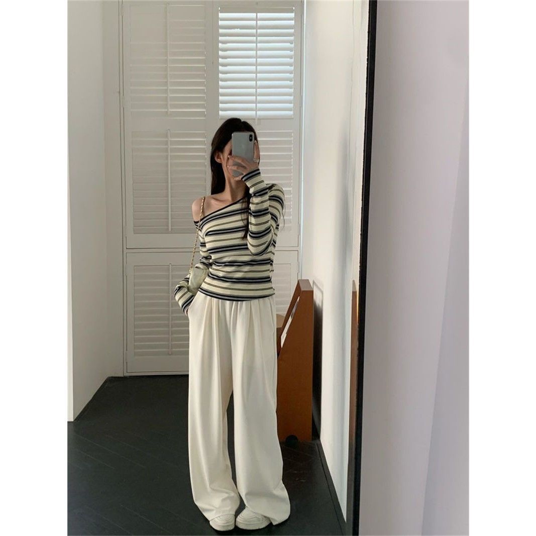 Kvinnors trendiga långärmad skjorta med off-shoulder design och maritim randmönster Mirla-Eva Jonsson