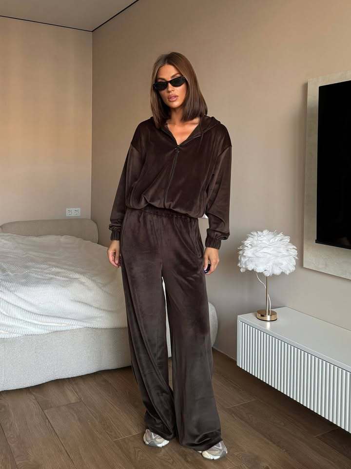 Kvinnors trendiga loungedress set med huva och lös passform Mirla-Eva Jonsson