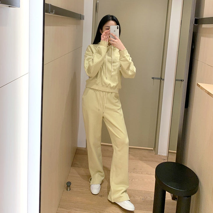 Kvinnors trendiga loungewear-set med kortad hoodie och bekväma byxor Mirla-Eva Jonsson