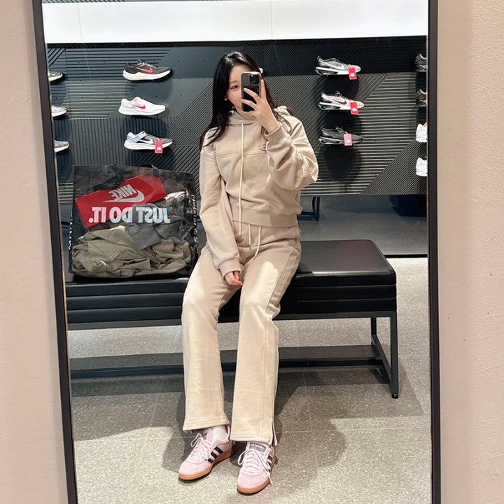 Kvinnors trendiga loungewear-set med kortad hoodie och bekväma byxor Mirla-Eva Jonsson