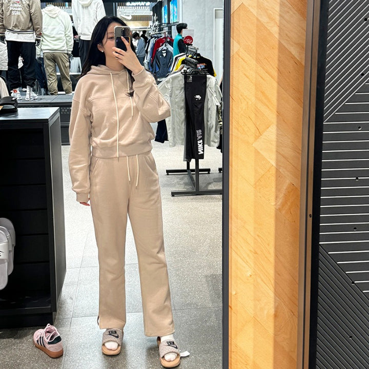 Kvinnors trendiga loungewear-set med kortad hoodie och bekväma byxor Mirla-Eva Jonsson