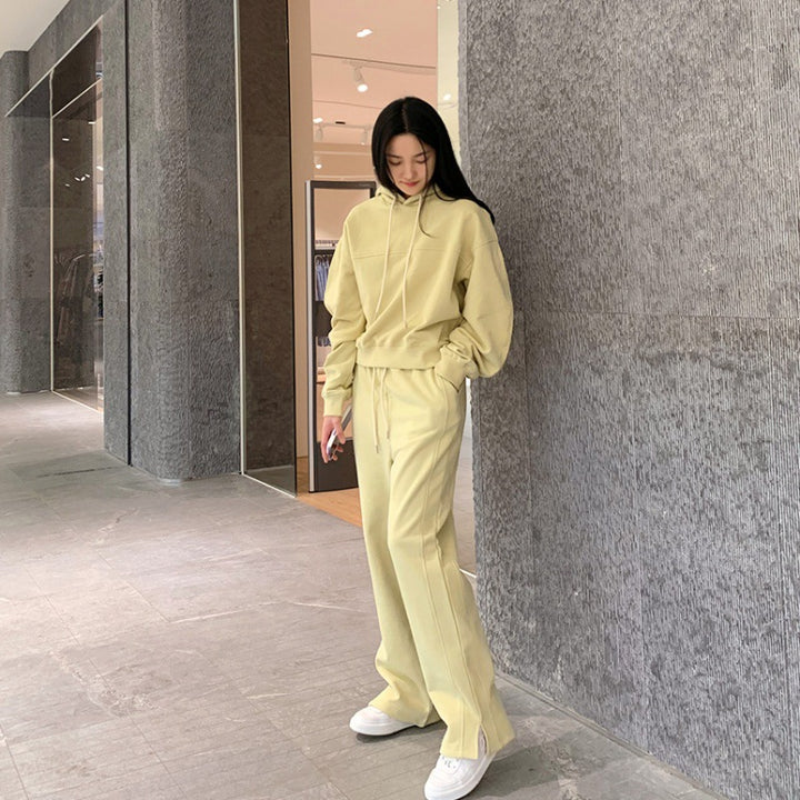 Kvinnors trendiga loungewear-set med kortad hoodie och bekväma byxor Mirla-Eva Jonsson
