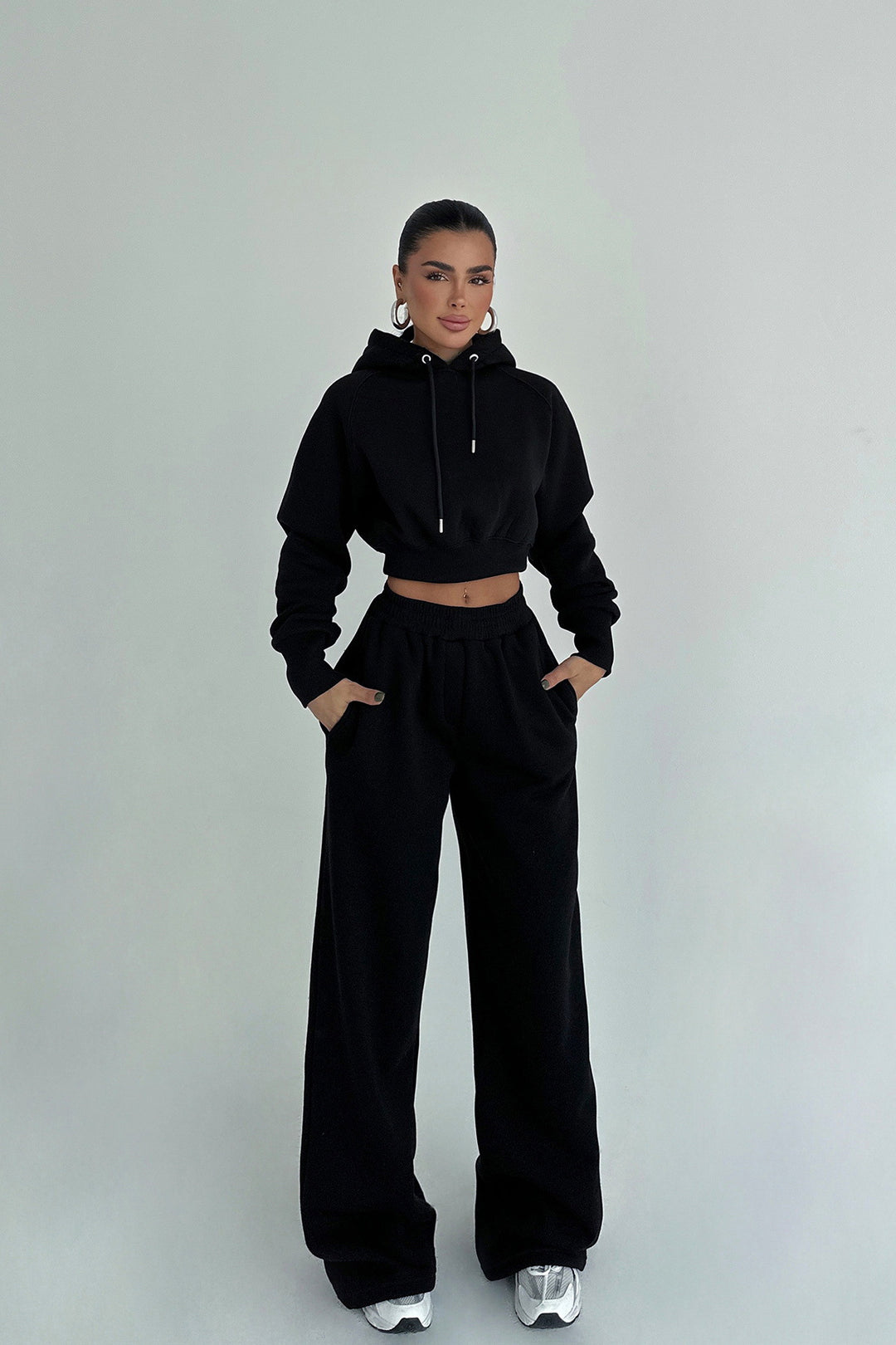 Kvinnors trendiga och bekväma croppad hoodie-set med elastisk midja Mirla-Eva Jonsson