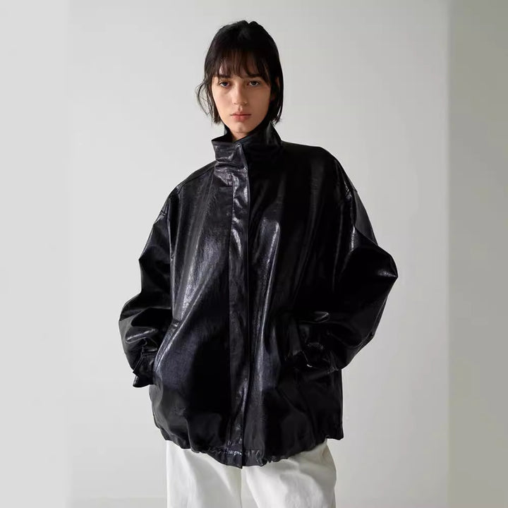 Kvinnors trendiga oversize läderjacka med hög krage och tryckknappsstängning Mirla-Eva Jonsson