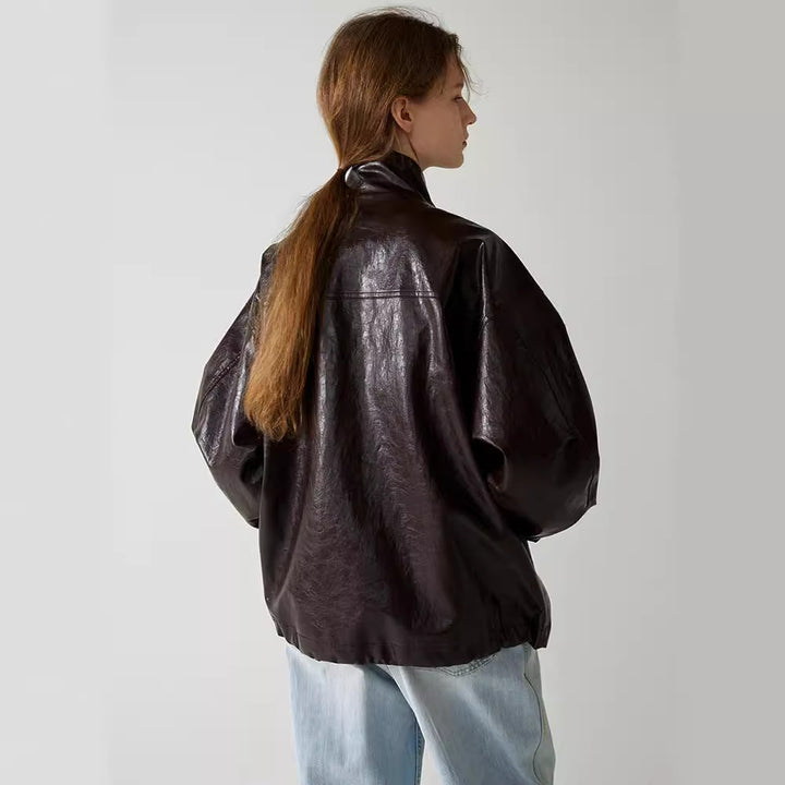 Kvinnors trendiga oversize läderjacka med hög krage och tryckknappsstängning Mirla-Eva Jonsson