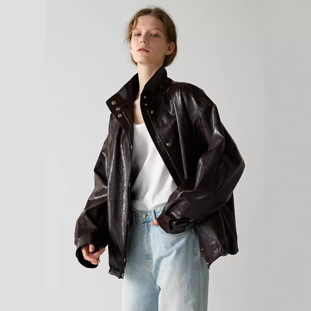 Kvinnors trendiga oversize läderjacka med hög krage och tryckknappsstängning Mirla-Eva Jonsson