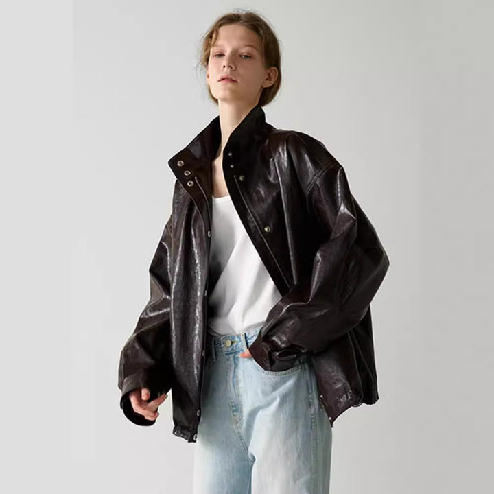 Kvinnors trendiga oversize läderjacka med hög krage och tryckknappsstängning Mirla-Eva Jonsson
