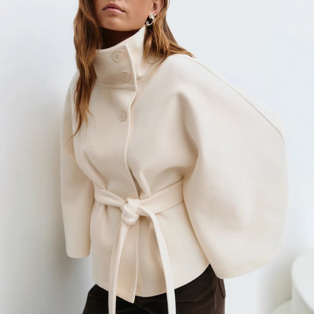 Kvinnors trendiga oversized inneslutande jacka med hög krage och bälte Mirla-Eva Jonsson