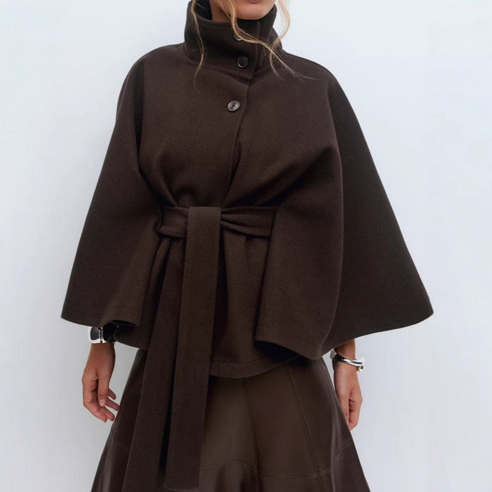 Kvinnors trendiga oversized inneslutande jacka med hög krage och bälte Mirla-Eva Jonsson