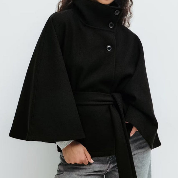 Kvinnors trendiga oversized inneslutande jacka med hög krage och bälte Mirla-Eva Jonsson