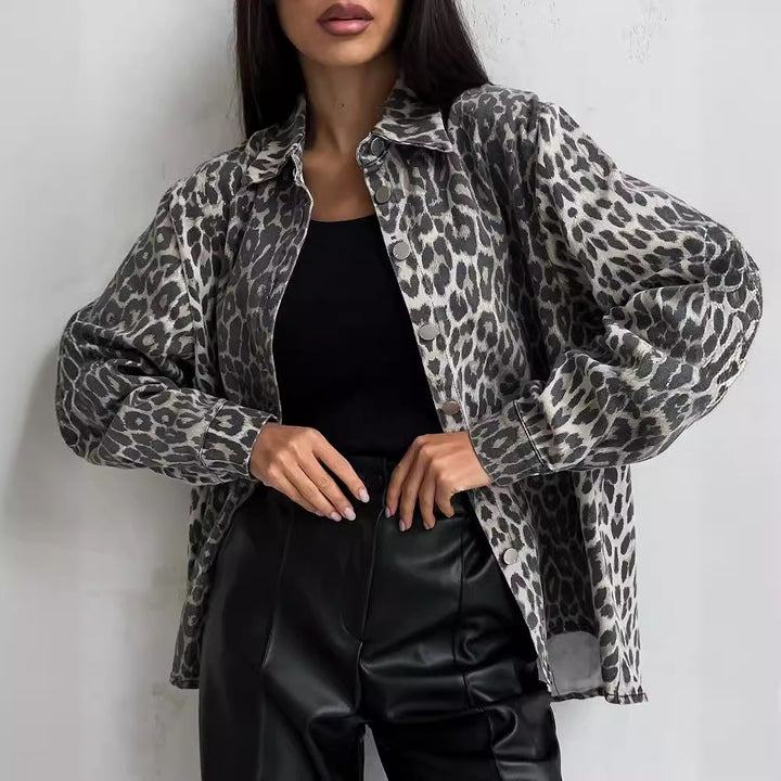 Kvinnors trendiga oversized jeansjacka med leopardtryck-Eva Jonsson