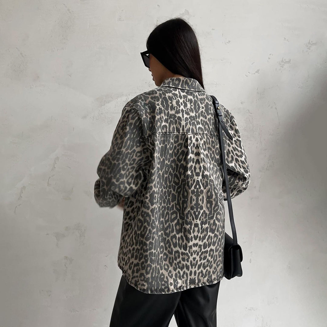 Kvinnors trendiga oversized jeansjacka med leopardtryck-Eva Jonsson