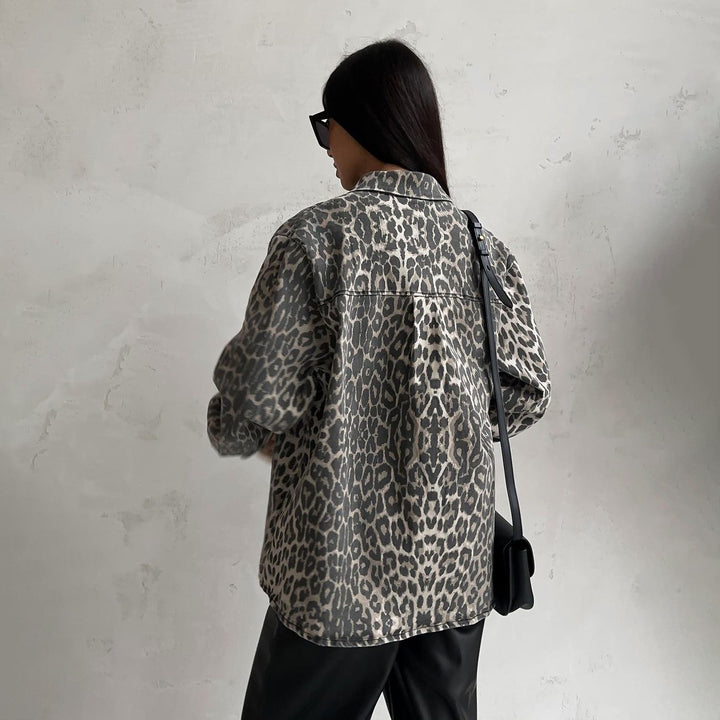 Kvinnors trendiga oversized jeansjacka med leopardtryck-Eva Jonsson