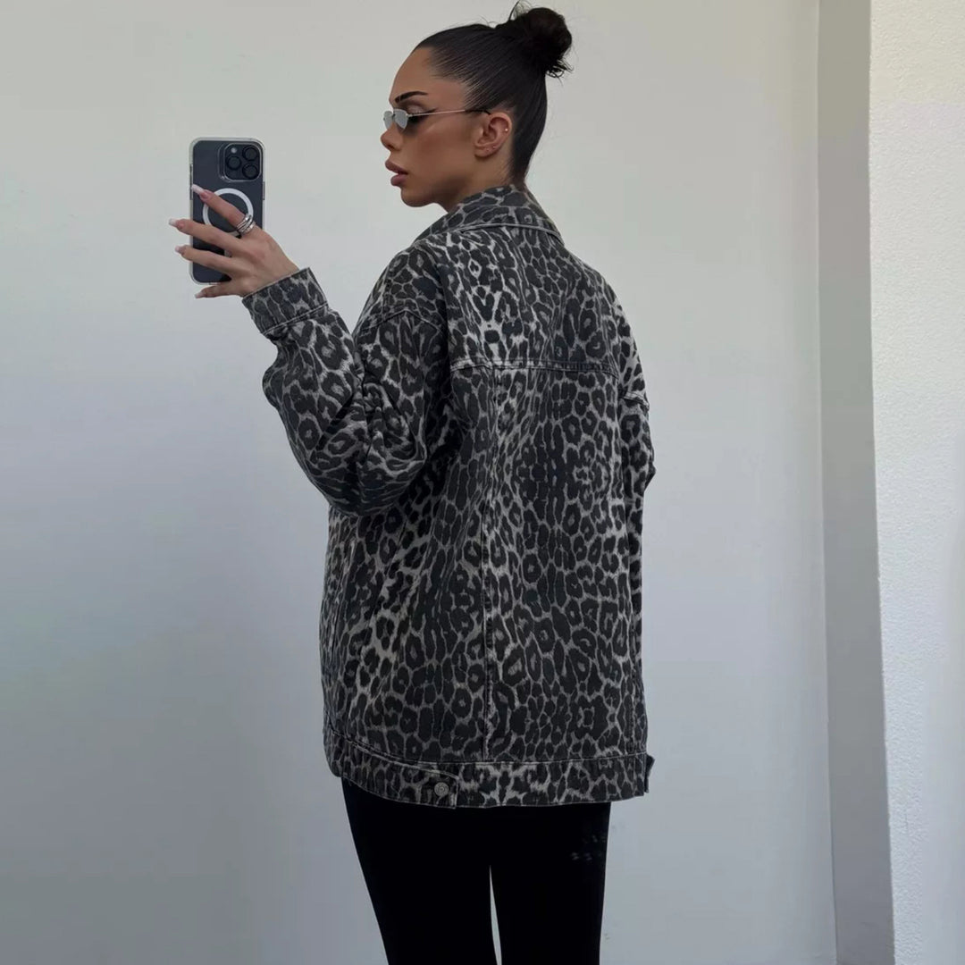 Kvinnors trendiga oversized jeansjacka med leopardtryck-Eva Jonsson