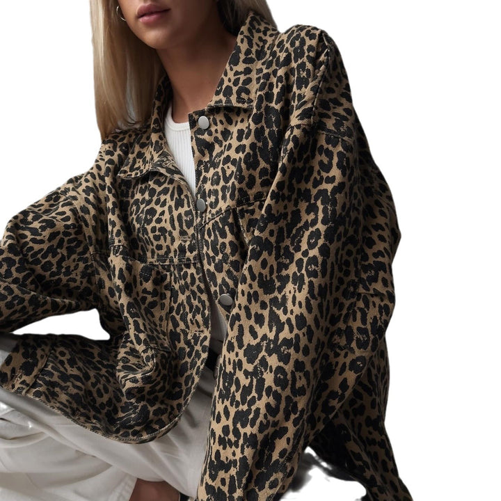 Kvinnors trendiga oversized jeansjacka med leopardtryck-Eva Jonsson