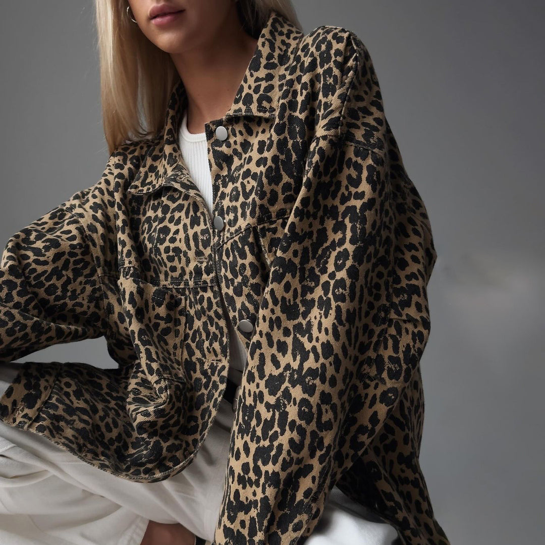 Kvinnors trendiga oversized jeansjacka med leopardtryck-Eva Jonsson