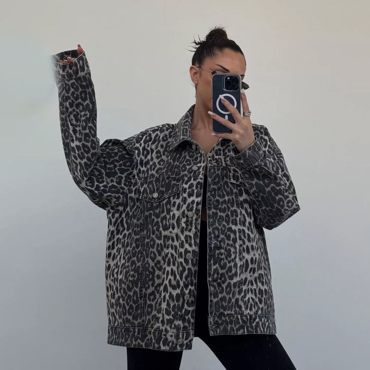 Kvinnors trendiga oversized jeansjacka med leopardtryck-Eva Jonsson