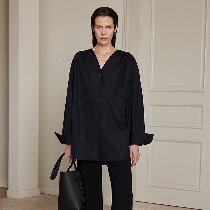 Kvinnors trendiga oversized skjorta med finslipad V-hals Mirla-Eva Jonsson