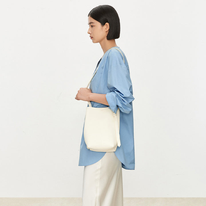 Kvinnors trendiga oversized skjorta med finslipad V-hals Mirla-Eva Jonsson