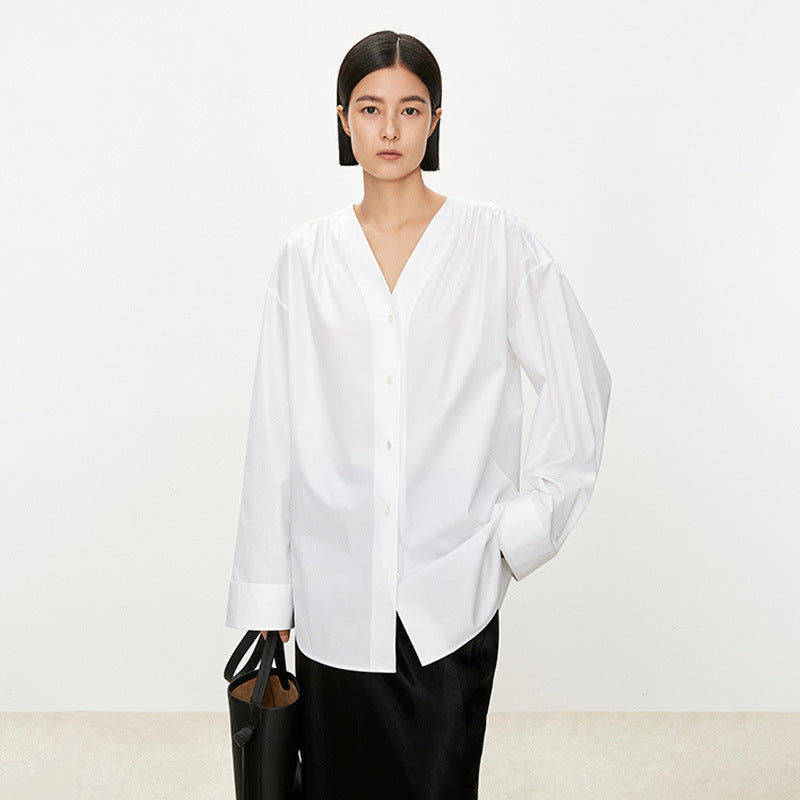 Kvinnors trendiga oversized skjorta med finslipad V-hals Mirla-Eva Jonsson
