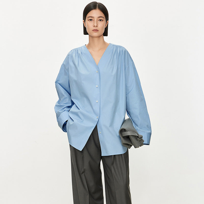 Kvinnors trendiga oversized skjorta med finslipad V-hals Mirla-Eva Jonsson