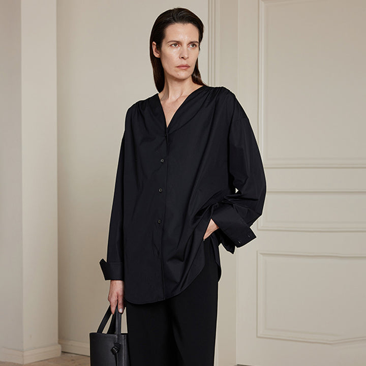 Kvinnors trendiga oversized skjorta med finslipad V-hals Mirla-Eva Jonsson