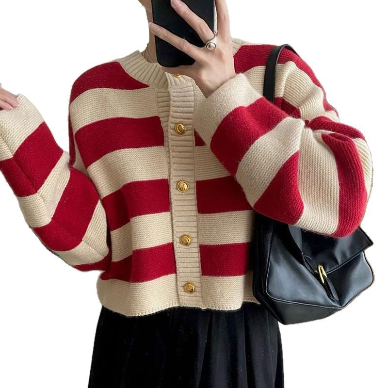 Kvinnors trendiga oversized stickad tröja med knappar Mirla-Eva Jonsson