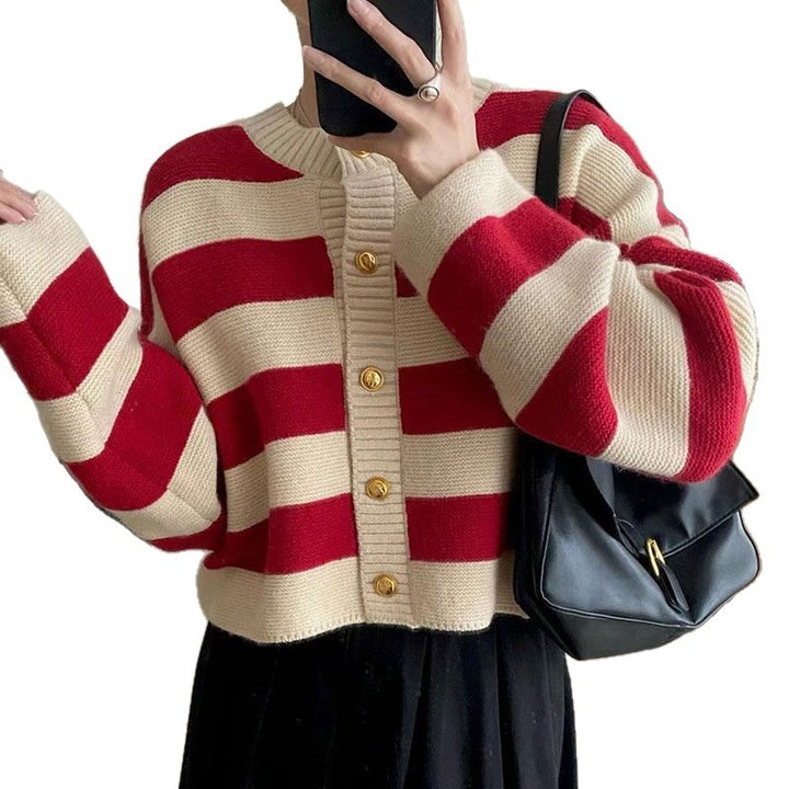 Kvinnors trendiga oversized stickad tröja med knappar Mirla-Eva Jonsson