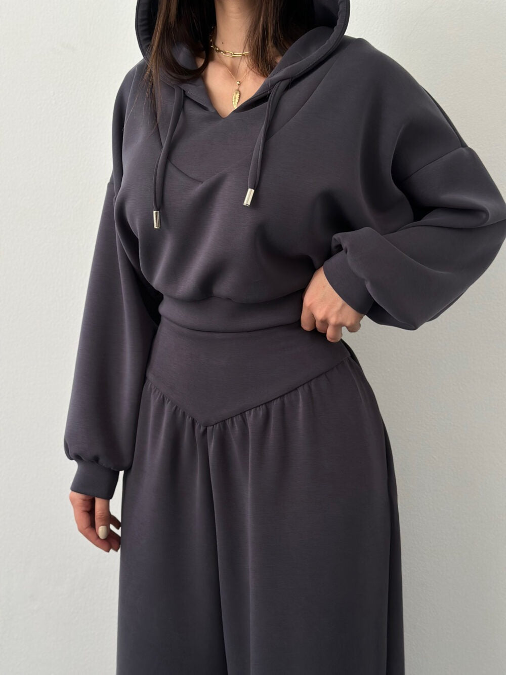 Kvinnors trendiga set bestående av cropped hoodie och byxor med bred midja Mirla-Eva Jonsson