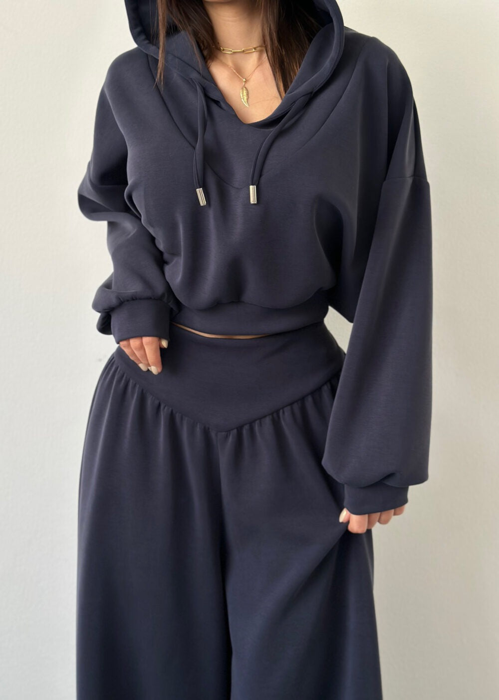 Kvinnors trendiga set bestående av cropped hoodie och byxor med bred midja Mirla-Eva Jonsson