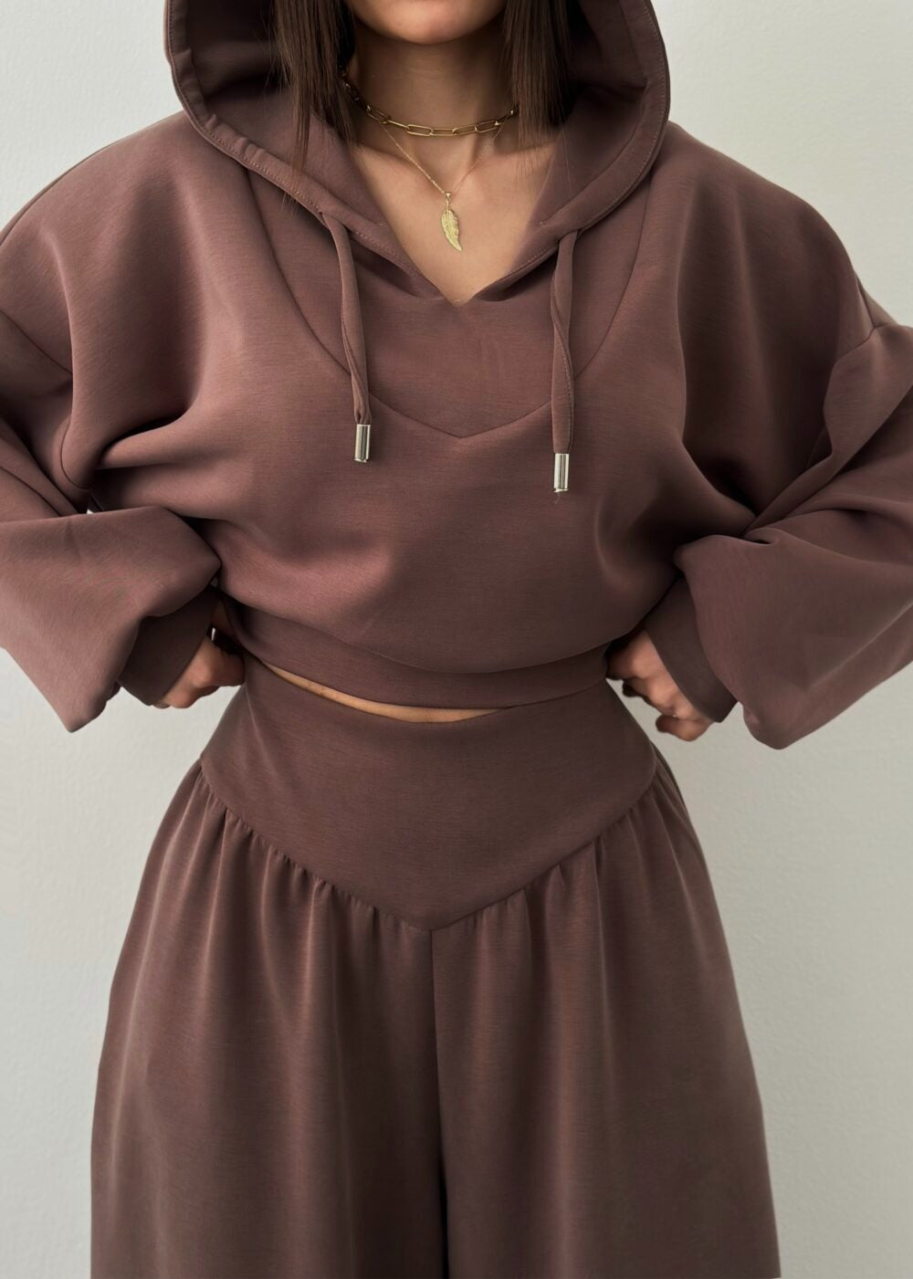 Kvinnors trendiga set bestående av cropped hoodie och byxor med bred midja Mirla-Eva Jonsson