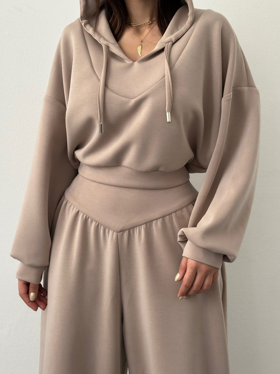 Kvinnors trendiga set bestående av cropped hoodie och byxor med bred midja Mirla-Eva Jonsson