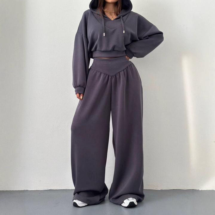 Kvinnors trendiga set bestående av cropped hoodie och byxor med bred midja Mirla-Eva Jonsson
