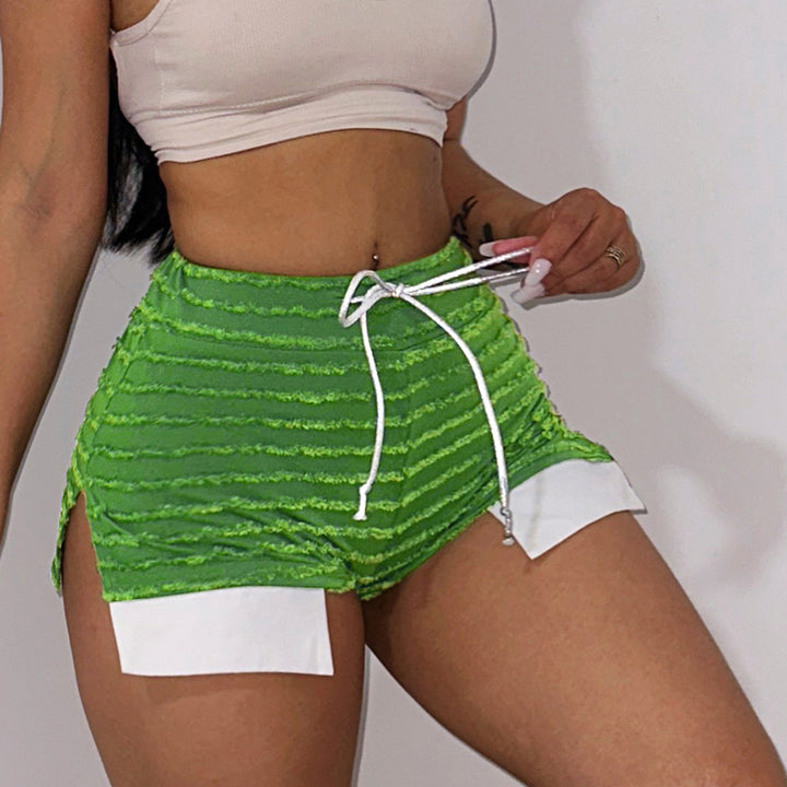 Kvinnors trendiga shorts med innovativ klippning och trendiga kontrastaccentuer.-Eva Jonsson