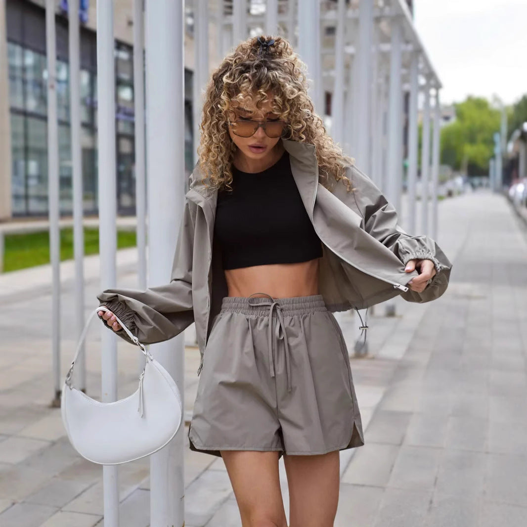 Kvinnors trendiga sportset med blousonstil jacka och avslappnade shorts Mirla-Eva Jonsson