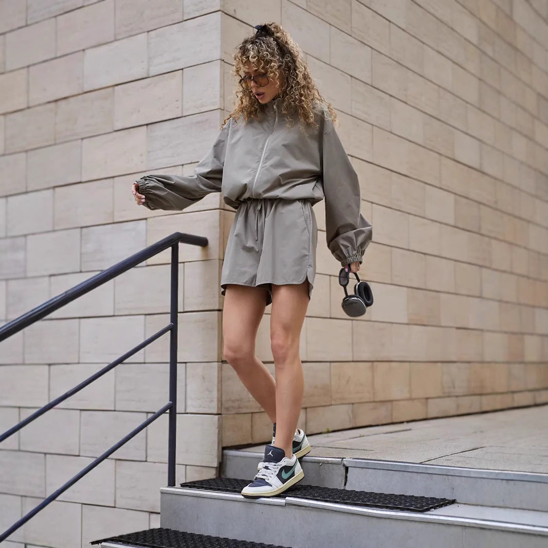 Kvinnors trendiga sportset med blousonstil jacka och avslappnade shorts Mirla-Eva Jonsson