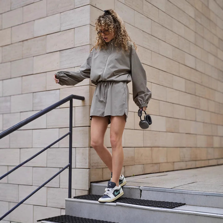 Kvinnors trendiga sportset med blousonstil jacka och avslappnade shorts Mirla-Eva Jonsson