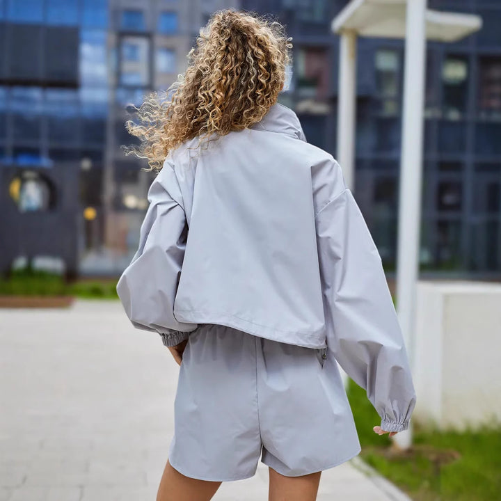 Kvinnors trendiga sportset med blousonstil jacka och avslappnade shorts Mirla-Eva Jonsson