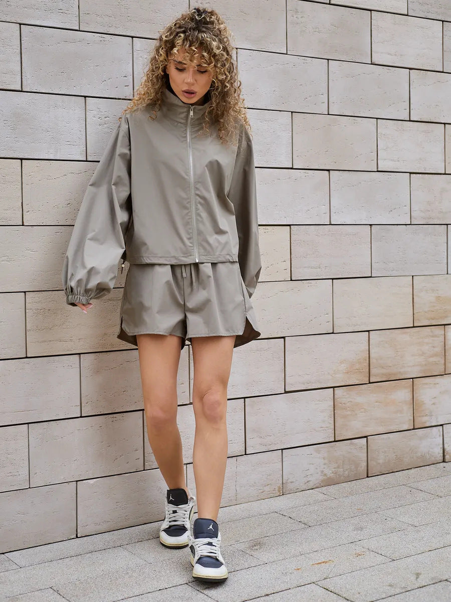 Kvinnors trendiga sportset med blousonstil jacka och avslappnade shorts Mirla-Eva Jonsson