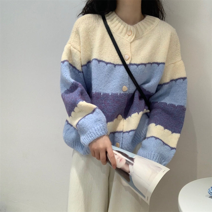 Kvinnors trendiga stickad cardigan med mönstrad design Mirla-Eva Jonsson