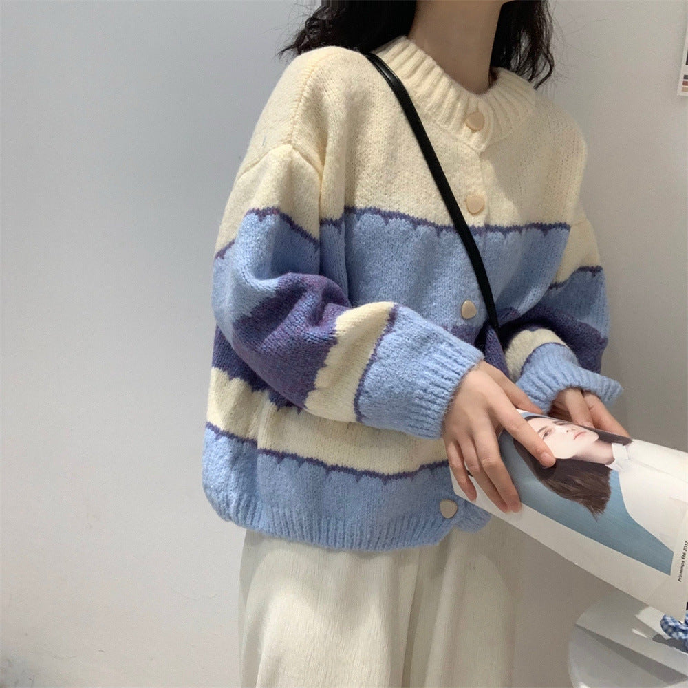 Kvinnors trendiga stickad cardigan med mönstrad design Mirla-Eva Jonsson