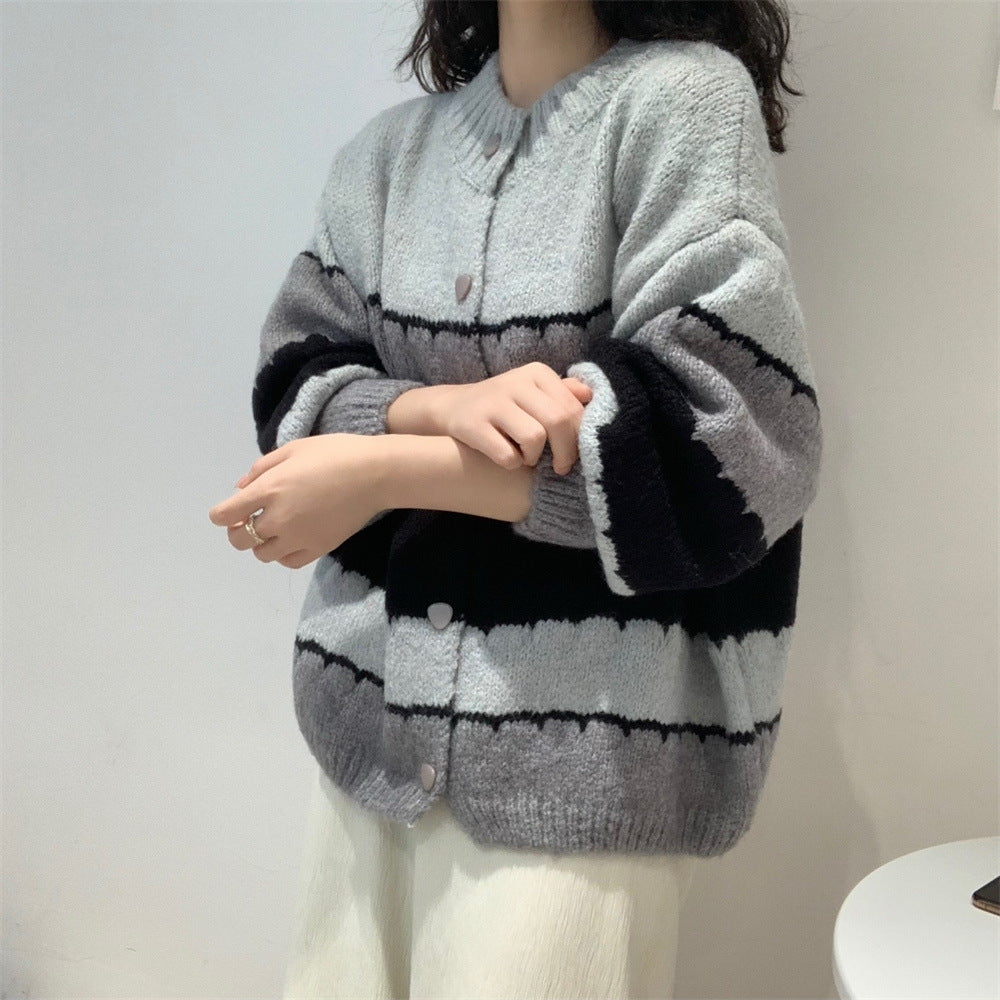 Kvinnors trendiga stickad cardigan med mönstrad design Mirla-Eva Jonsson