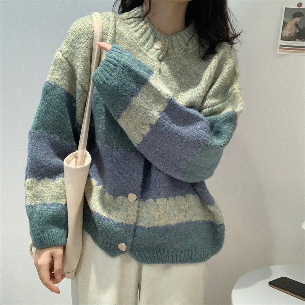 Kvinnors trendiga stickad cardigan med mönstrad design Mirla-Eva Jonsson