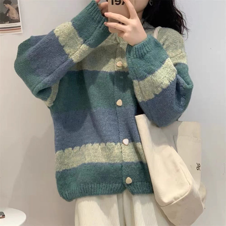 Kvinnors trendiga stickad cardigan med mönstrad design Mirla-Eva Jonsson